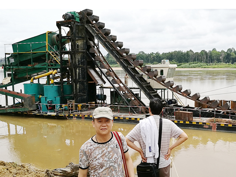 River ladder bucket chain gold dredger