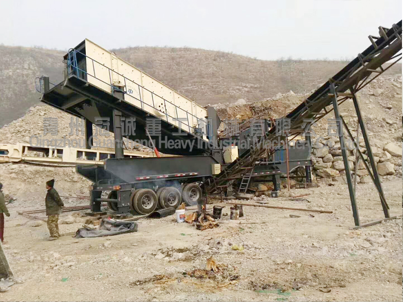 Mobile crushing and screening station